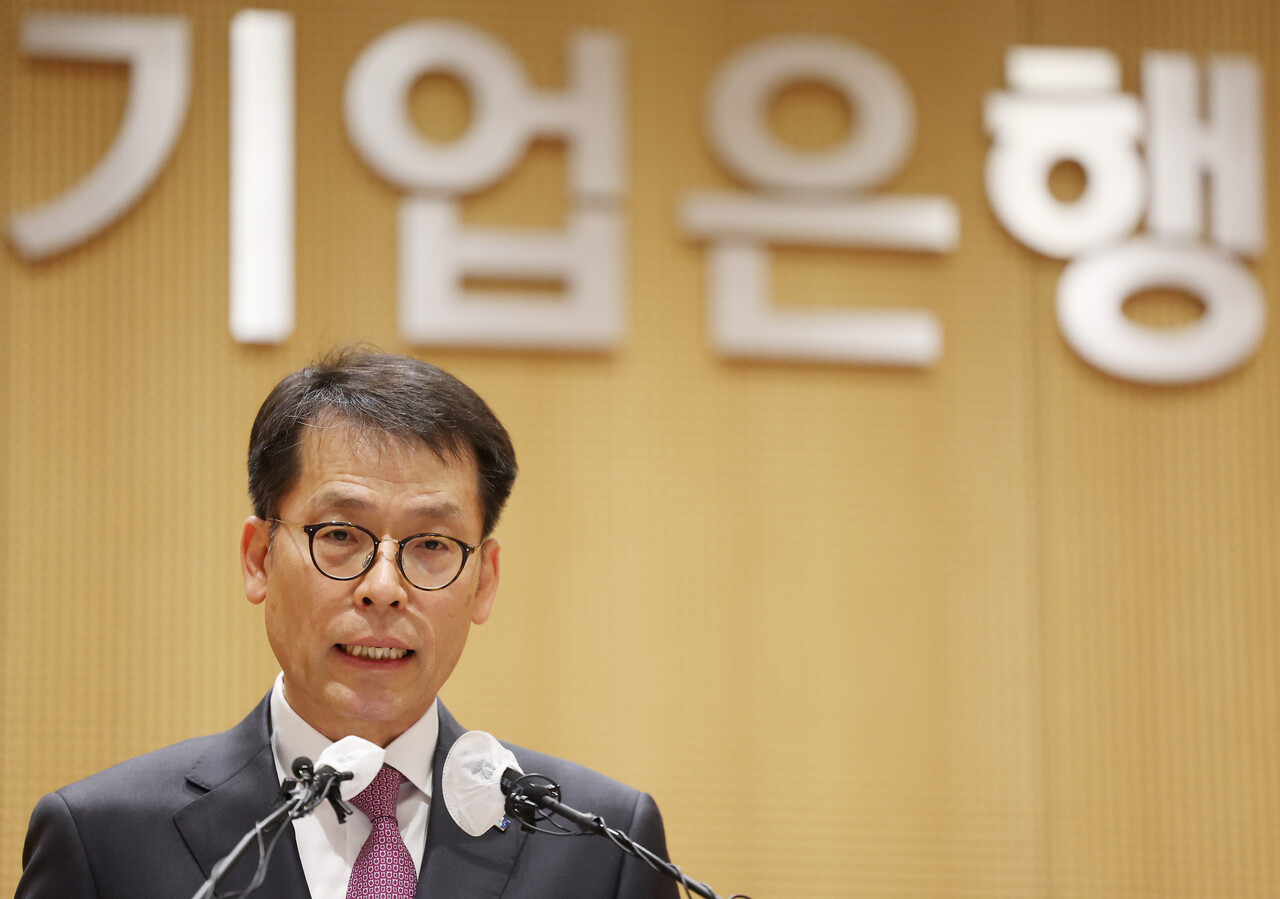 김성태 신임 IBK기업은행장(사진)이 ‘철저한 내부통제’를 약속했지만 내부 직원의 억대 횡령은 막지 못했다.  사진은 올초 취임식에서의 김성태 은행장 /연합뉴스