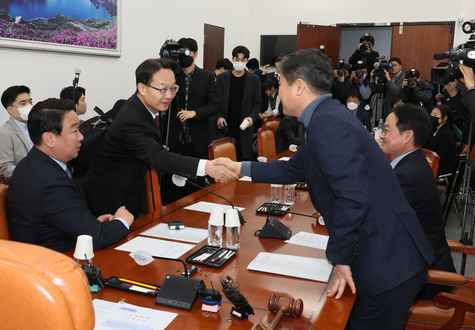 17일 오전 국회에서 열린 정치개혁특별위원회 정치관계법개선소위원회에서 조해진 위원장이 더불어민주당 김영배 의원(오른쪽)과 인사하고 있다. /연합뉴스