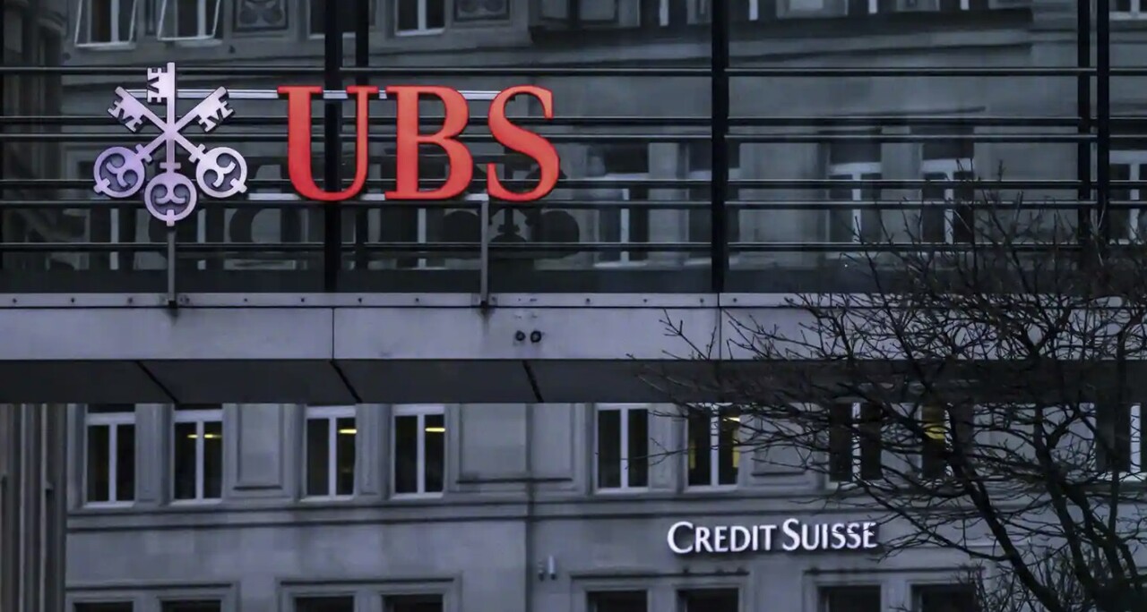 20일 전세계적인 신용 위기 확산을 막기 위해 스위스 최대 금융기관인 UBS가 유동성 위기에 빠진 크레디트스위스(CS)를 약 32억 달러(4조2400억원)에 인수하기로 했다. /AP=연합뉴스
