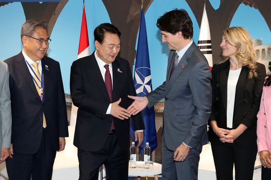 지난해 6월 30일 나토 정상회의에 참석한 윤석열 대통령과 쥐스탱 트뤼도 캐나다 총리가 악수를 나누고 있다. /대통령실사진기자단