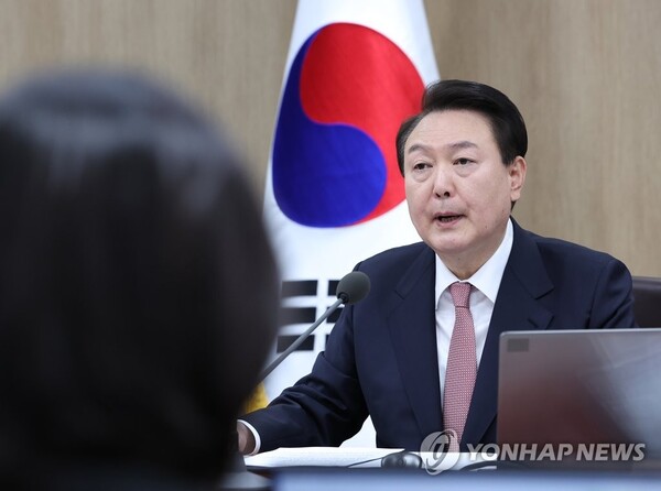 윤석열 대통령이 21일 서울 용산 대통령실 청사에서 열린 국무회의에서 한일관계 정상화, 근로시간 유연화에 대해 발언하고 있다. /연합뉴스