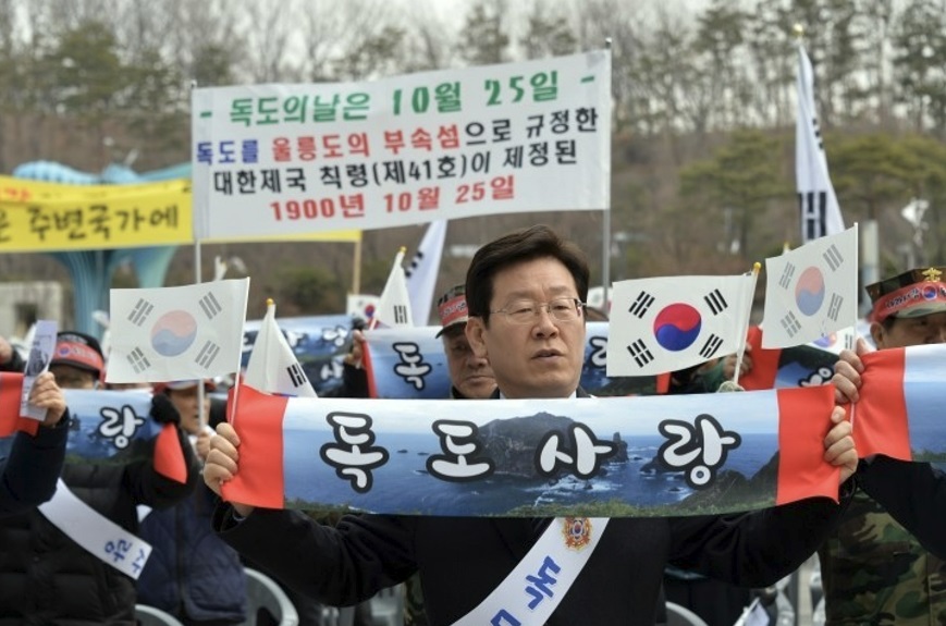 이재명 더불어민주당 대표(당시 성남시장)가 2016년 2월 22일 '다케시마의 날' 제정을 반대하는 집회에 참석해 플래카드를 펼쳐 보이고 있다. /성남시청