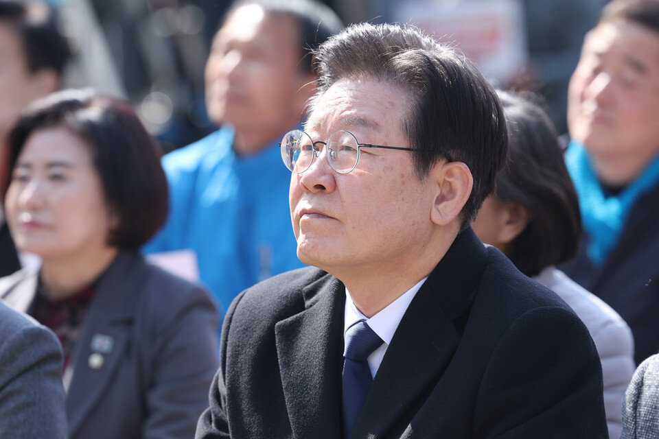 더불어민주당 이재명 대표가 18일 오후 서울시청 인근에서 열린 강제동원 해법 및 한일정상회담을 규탄하는 3차 범국민대회에 참석하고 있다. /연합뉴스