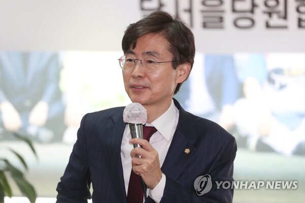 국민의힘 조경태 의원이 당권 도전 당시인 2월 8일 대구 달서구을 당협을 찾아 당원들에게 지지를 호소하고 있다. /연합뉴스