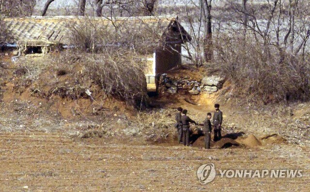 지난달 19일 오후 경기도 파주시 오두산 통일전망대에서 바라본 북한 황해북도 개풍군 일대. 북한 군인들이 작업하는 모습. /연합뉴스