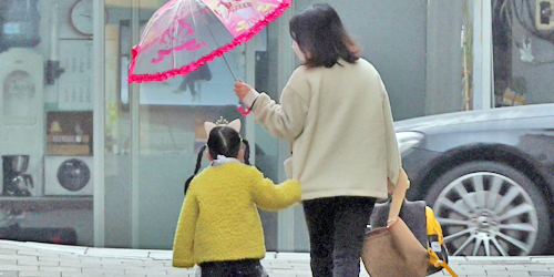자녀를 데리고 다니는 여성 /연합뉴스