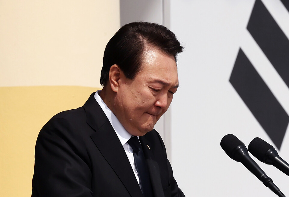 윤석열 대통령이 24일 대전 유성구 국립대전현충원에서 열린 제8회 서해수호의 날 기념식에서 서해수호 55용사 이름을 부르기 전에 울먹이고 있다. /연합뉴스