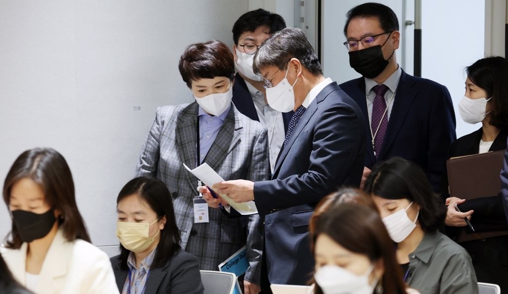 김대기 대통령비서실장이 지난해 9월 서울 용산 대통령실 청사에서 김은혜 홍보수석과 자료를 보며 대화하고 있다. /연합뉴스