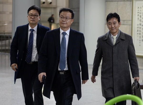 백복인 KT&G 사장이 직원들과 함께 어디론가 걸어가고 있다. /연합뉴스