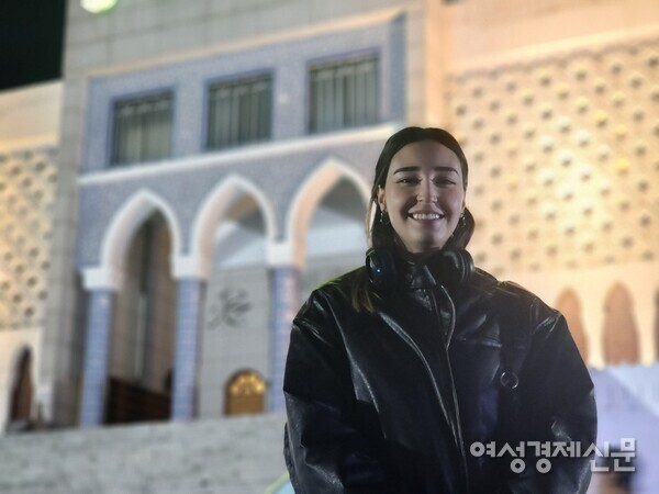 27일 저녁, 서울 용산구에 위치한 이슬람 사원에서 여성경제신문이 만난 프랑스 출신 무슬림 소녀 하스나(Hasna). /김현우 기자