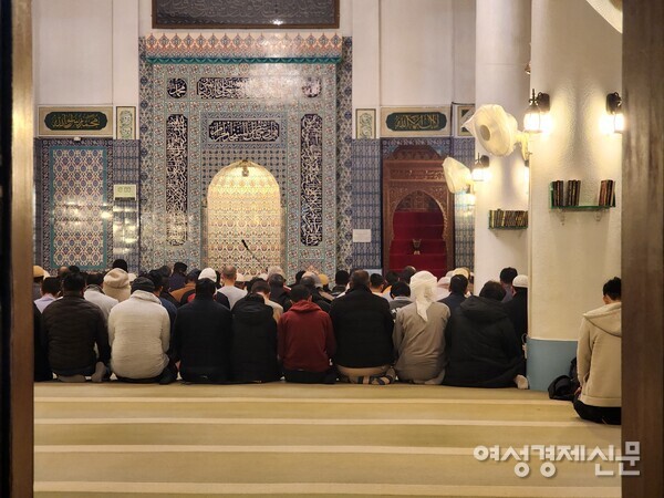 27일 저녁, 서울시 용산구에 위치한 이슬람사원에서 기도를 하고 있는 무슬림 신도들. /김현우 기자