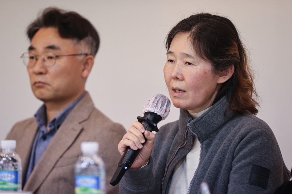 지난 2020년 쿠팡물류센터에서 과로사한 장덕준 씨의 어머니인 박미숙 씨가 28일 서울 종로구 참여연대에서 열린 '노동자 건강을 위협하는 근로시간 개편안' 유가족·전문가 기자간담회에서 발언하고 있다. /연합뉴스