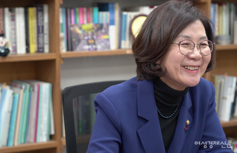 권인숙 더불어민주당 의원이 3월 16일 서울 여의도 국회 의원회관 사무실에서 여성경제신문과 인터뷰하고 있다. /장세곤 기자