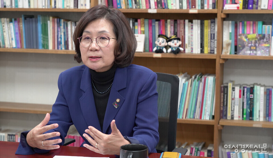 권인숙 더불어민주당 의원이 3월 16일 서울 여의도 국회 의원회관 사무실에서 여성경제신문과 인터뷰하고 있다. /장세곤 기자