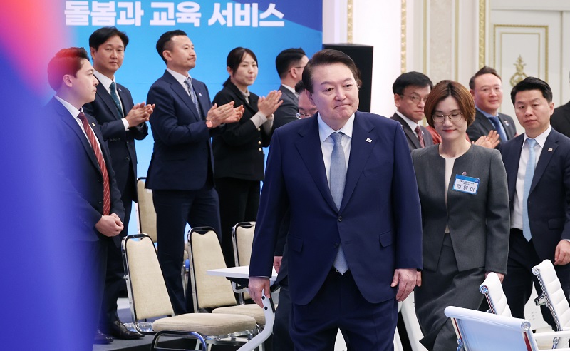 윤석열 대통령이 28일 청와대 영빈관에서 열린 제1차 저출산고령사회위원회 회의에 김영미 부위원장과 입장하고 있다. /연합뉴스