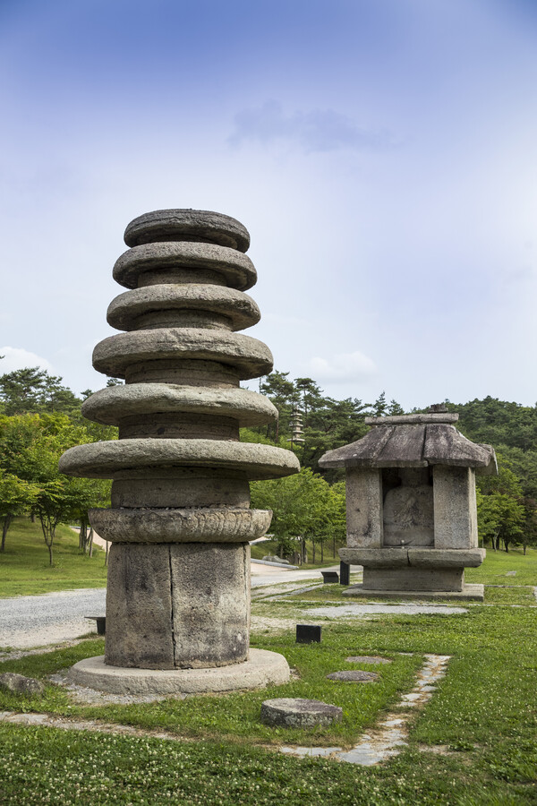민중해방의 미륵성지 운주사의 탑이 마치 떡을 쌓아 올린 듯 보인다. /게티이미지뱅크