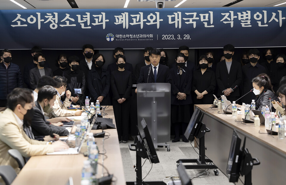 29일 오전 서울 용산구 대한의사협회회관에서 열린 ‘소아청소년과 폐과와 대국민 작별인사’ 기자회견에서 임현택 대한소아청소년과의사회 회장이 발언하고 있다. /연합뉴스