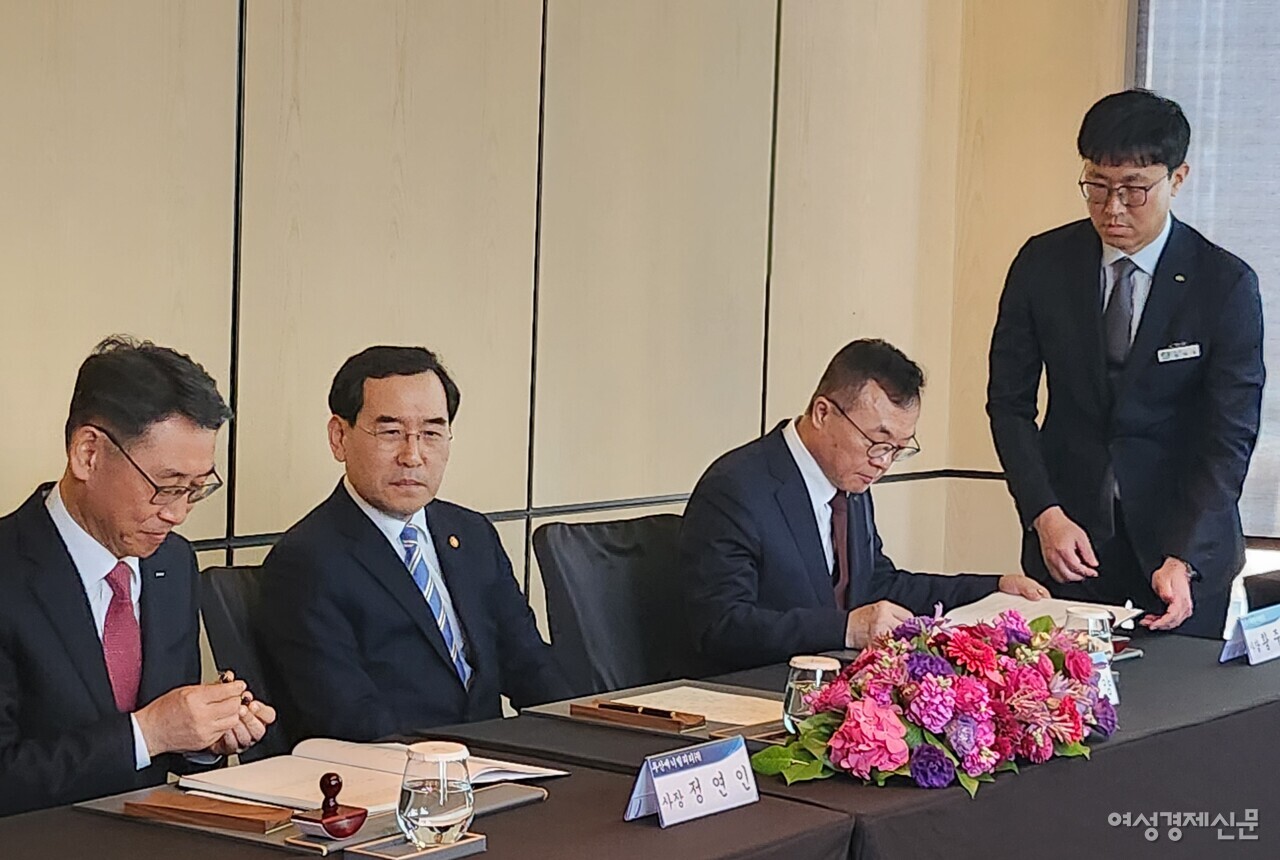 이창양 산업통상자원부 장관(가운데) 주재로  정영인 두산에너빌리티 사장(왼쪽)과 황주호 한수원 사장(오른쪽)이 신한울 3·4호기 주기기 및 설비 공급 계약서에 서명하고 있다. /이상헌 기자