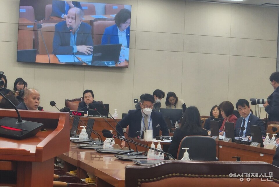 이용우 민주당 의원(왼쪽)이 29일 서울 여의도 국회에서 열린 연금개혁특별위원회 전체회의에서 질의하고 있다. /최수빈 기자