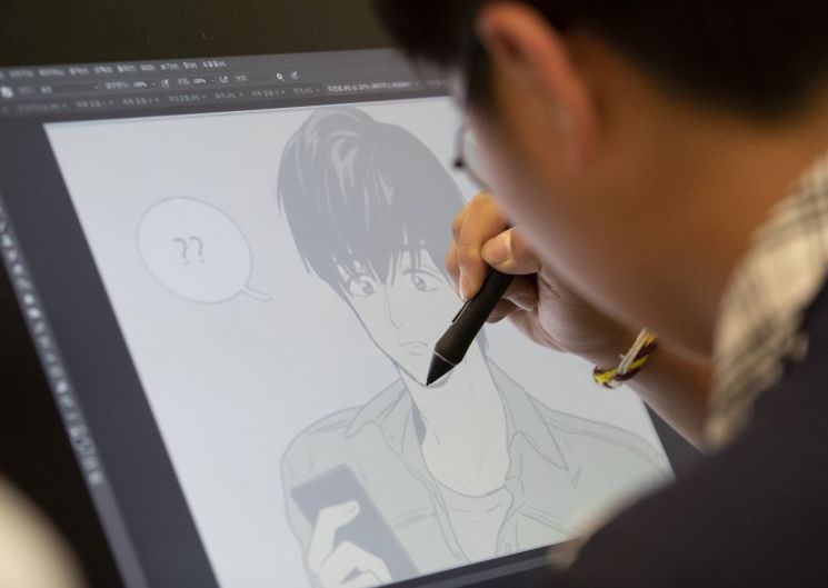 웹툰 그림 시현을 하고 있는 작가의 모습. 기사 내용과 무관 /연합뉴스