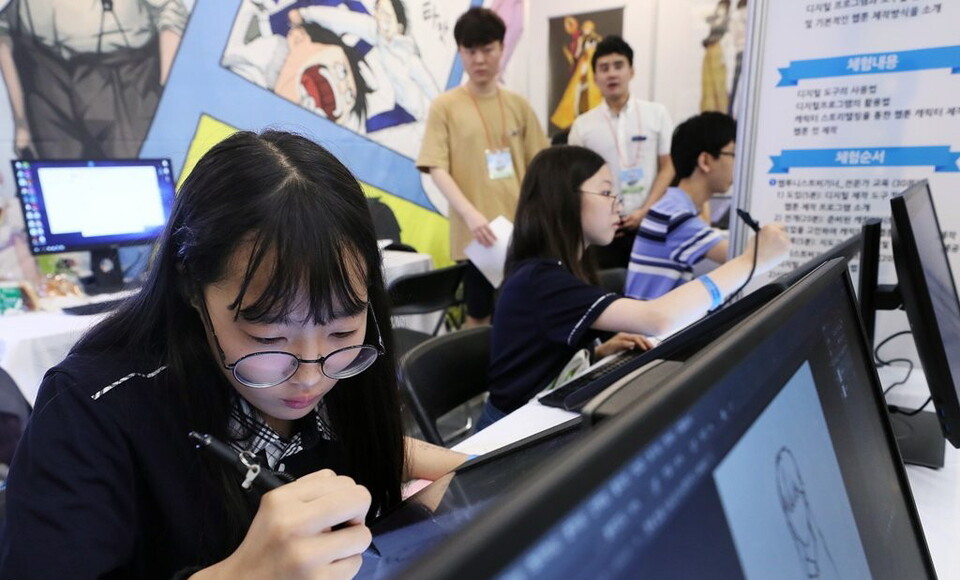 서울 동대문디자인플라자에서 열린 2018 서울진로직업박람회 진로직업체험관에서 학생들이 웹툰 그리기 체험을 하고 있다. /연합뉴스