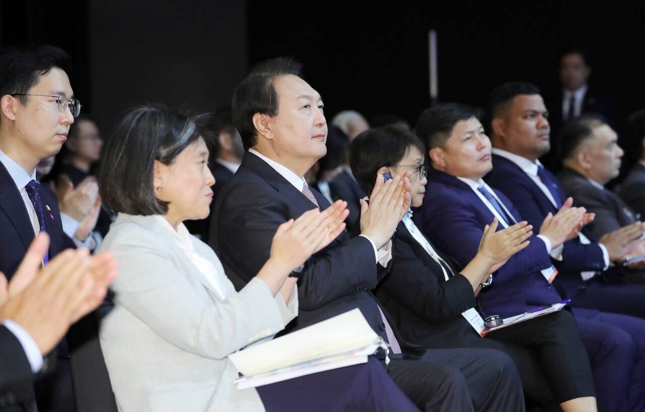 윤석열 대통령이 30일 서울 중구 신라호텔에서 열린 제2차 민주주의 정상회의 인도·태평양 지역회의 개회식에서 박수를 치고 있다. 왼쪽은 캐서린 타이 미 무역대표부 대표 /대통령실통신사진기자단