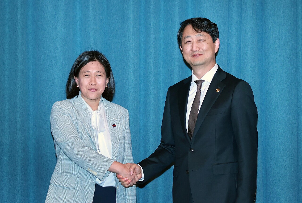 안덕근 산업통상자원부 통상교섭본부장이 30일 서울 용산구 노보텔앰배서더호텔에서 캐서린 타이 USTR(미국무역대표부) 대표와 만나 악수하며 기념 촬영하고 있다. /연합뉴스