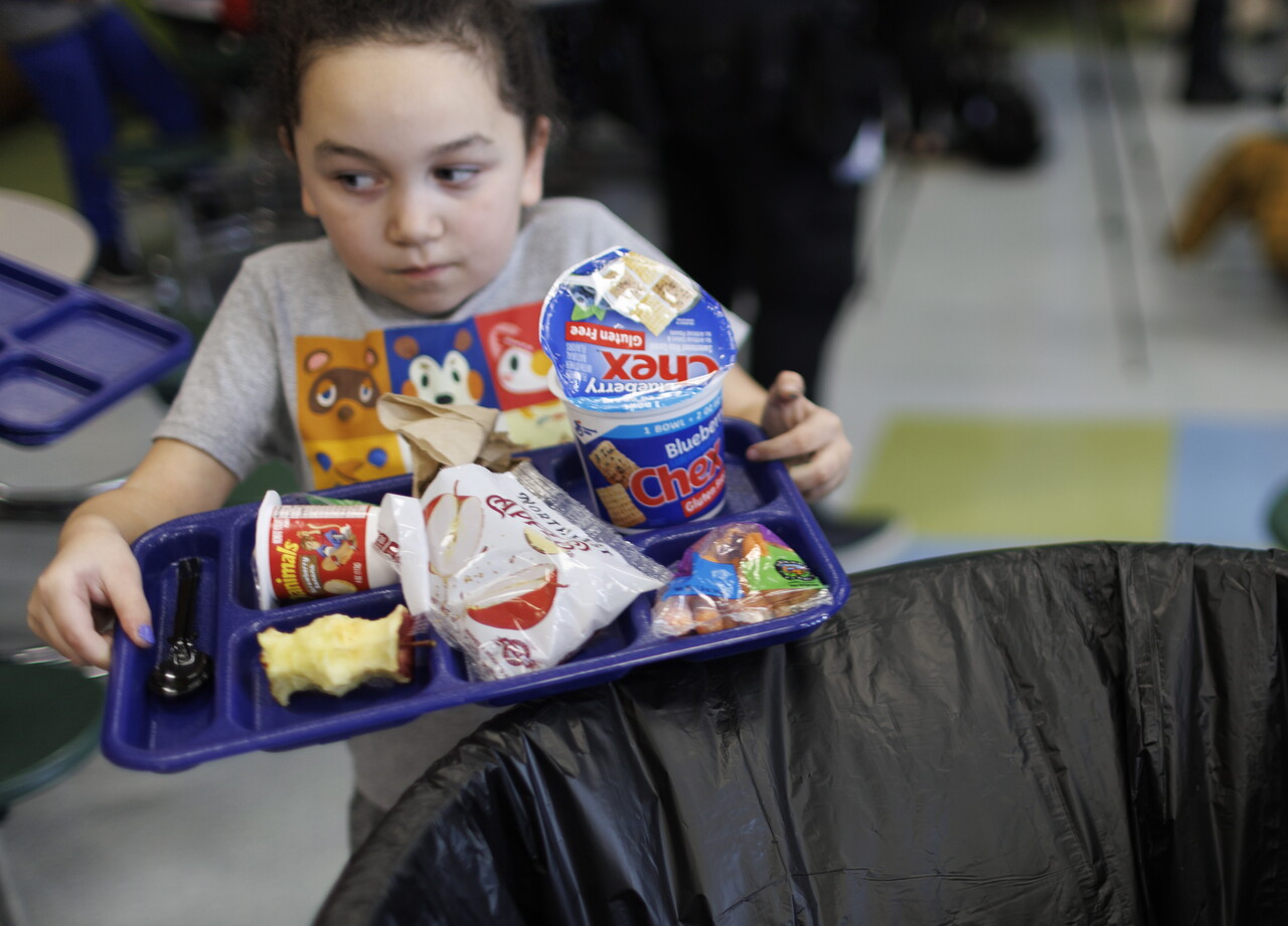 미국의 경기 침체가 확실시되면서 ‘공짜 점심’(재정 확대)에 대한 경계가 수면 위로 올랐다. 미국 매사추세츠주 의원들은 3월 초에 보편적 무상 학교 급식 프로그램 연장과 코로나19 사태 이후 결식 고통을 겪고 있는 가정을 돕는데 총 9억 달러가 넘는 예산안에 투표할 예정이다. 사진은 노스빌레리카의 하지르 초등학교의  점심 식판 /EPA=연합뉴스