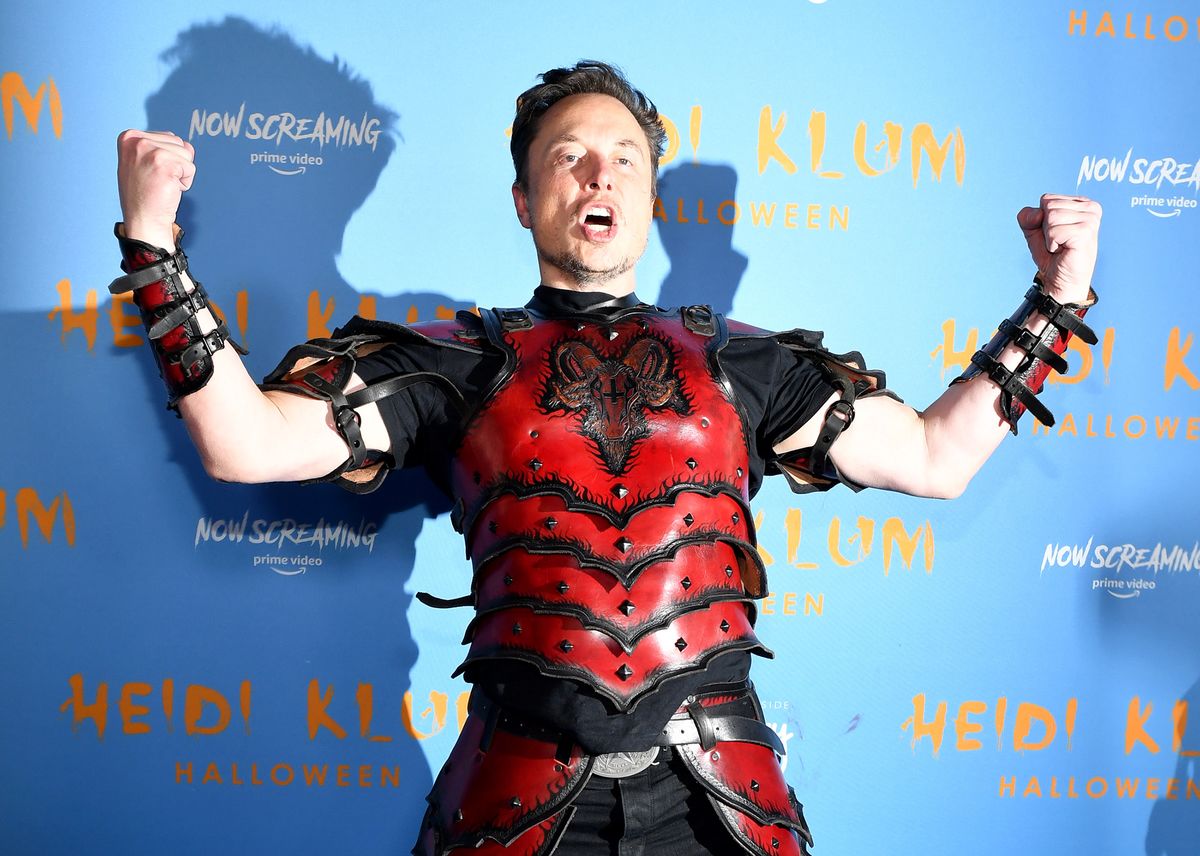 챗GPT를 놓고 오락가락 행보를 보여온 일론 머스크 테슬라 최고경영자(CEO)가 한 핼러윈 행사장에서 포스를 취하고 있다. /AP=연합뉴스