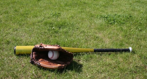 2010년대를 넘어서며 동네 야구팀이 농촌에서 사라지고 있다. 야구할 아이들이 사라졌다. 출생률이 낮아지고 중학교 이상의 아이들은 도시로 이동하여 지역에는 야구팀은커녕 농구팀도 꾸리기 어렵다. /픽사베이