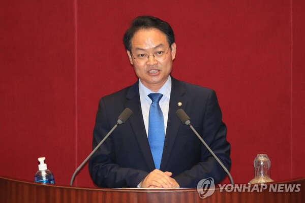 더불어민주당 허영 의원이 국회 본회의에서 토론하고 있다. /연합뉴스