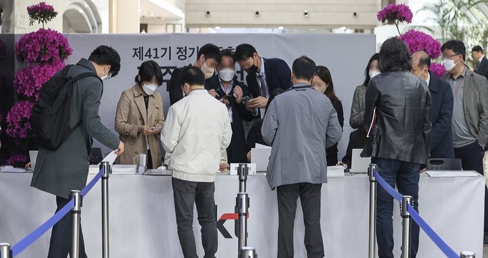 지난 3월 31일 열린 KT 주주총회에서 주주들이 참석 절차를 밟고 있다. /연합뉴스