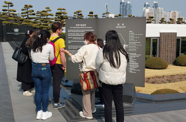 BGV 강사진이 부산시 주요시설 영어표기 오류 현장을 모니터링하고 있다. /부산글로벌빌리지