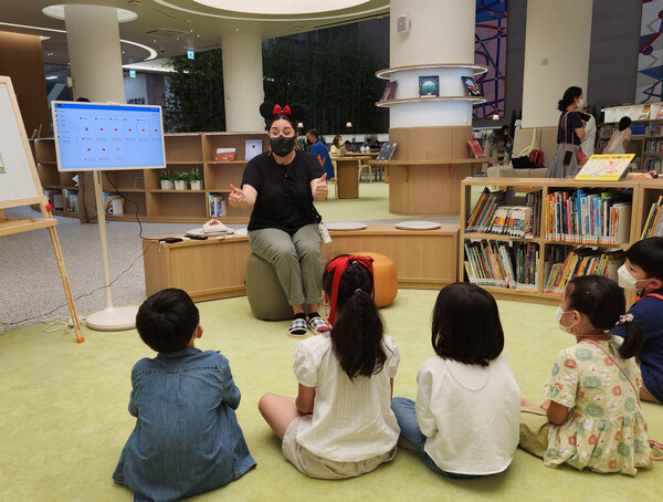 부산시청 어린이복합문화공간 들락날락에서 영유아 수업 중인 원어민 강사. /부산글로벌빌리지 