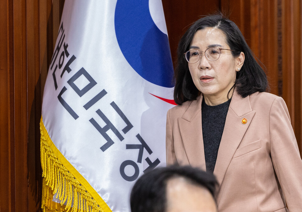 김현숙 여성가족부 장관이 27일 오전 서울 종로구 정부서울청사에서 열린 2023년 1차 인신매매 등 방지정책 조정협의회에 입장하고 있다. /연합뉴스