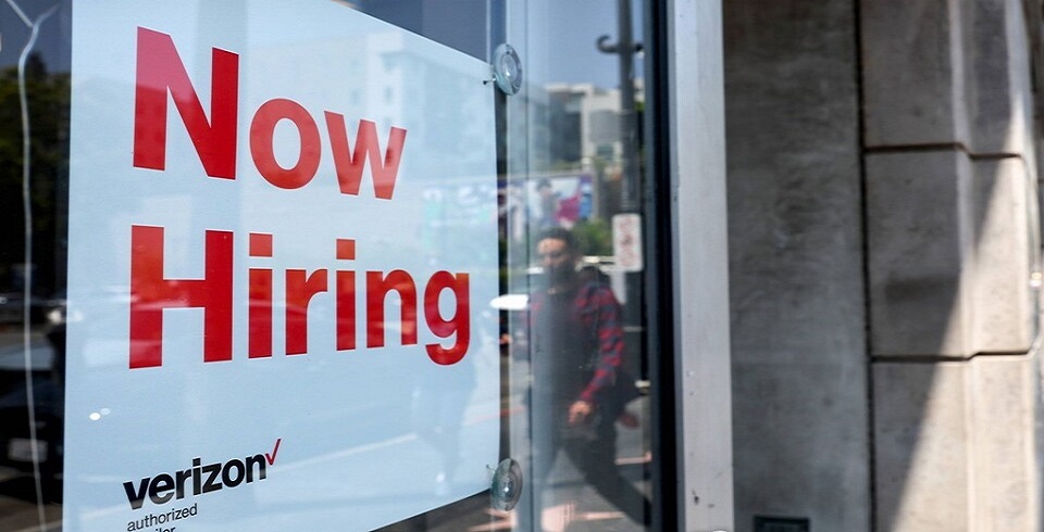 미국 로스앤젤레스의 버라이즌 매장에 붙여진 채용 안내문 /AFP=연합뉴스