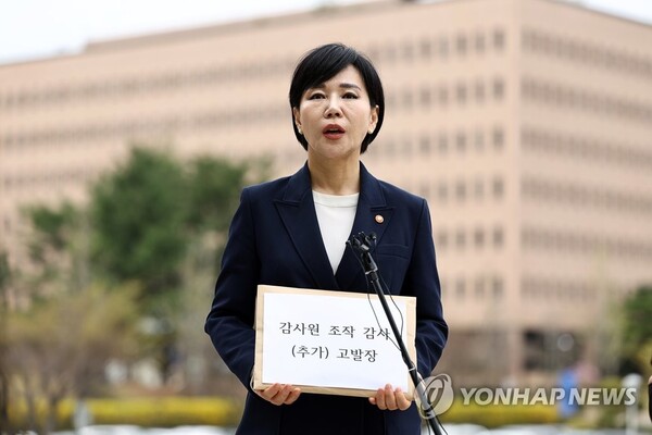 감사원의 표적 감사 의혹을 제기한 전현희 국민권익위원장이 4일 오후 고발인 신분으로 과천 고위공직자범죄수사처(공수처)에 출석하기 앞서 취재진 질문에 답하고 있다. /연합뉴스