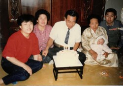 1987년 차지연 님의 가족사진. (왼쪽부터) 엄마-할머니·할아버지-증조할머니와 나(아기)-삼촌 /차지연