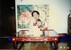 1988년 8월 28일 돌잔치 날, 증조할머니가 나(차지연)를 안고 있다. /차지연