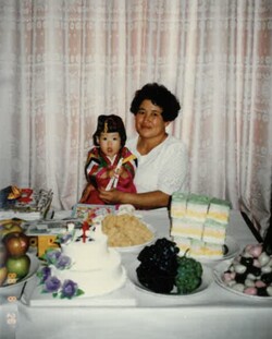 1988년 8월 28일 돌잔치 날, 할머니가 나(차지연)를 안고 있다. /차지연