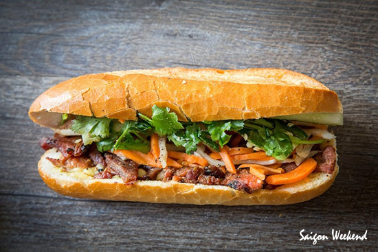 담백한 바게트에 신선한 채소를 듬뿍 넣어 먹는 베트남 반미 샌드위치 / https://saigonweekend.tistory.com/1221