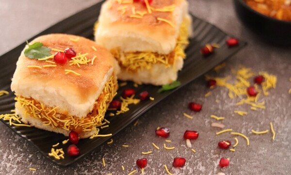 인도의 따뜻한  다벨리 샌드위치 / https://indianvegrecipe.com/kutchi-dabeli-recipe/