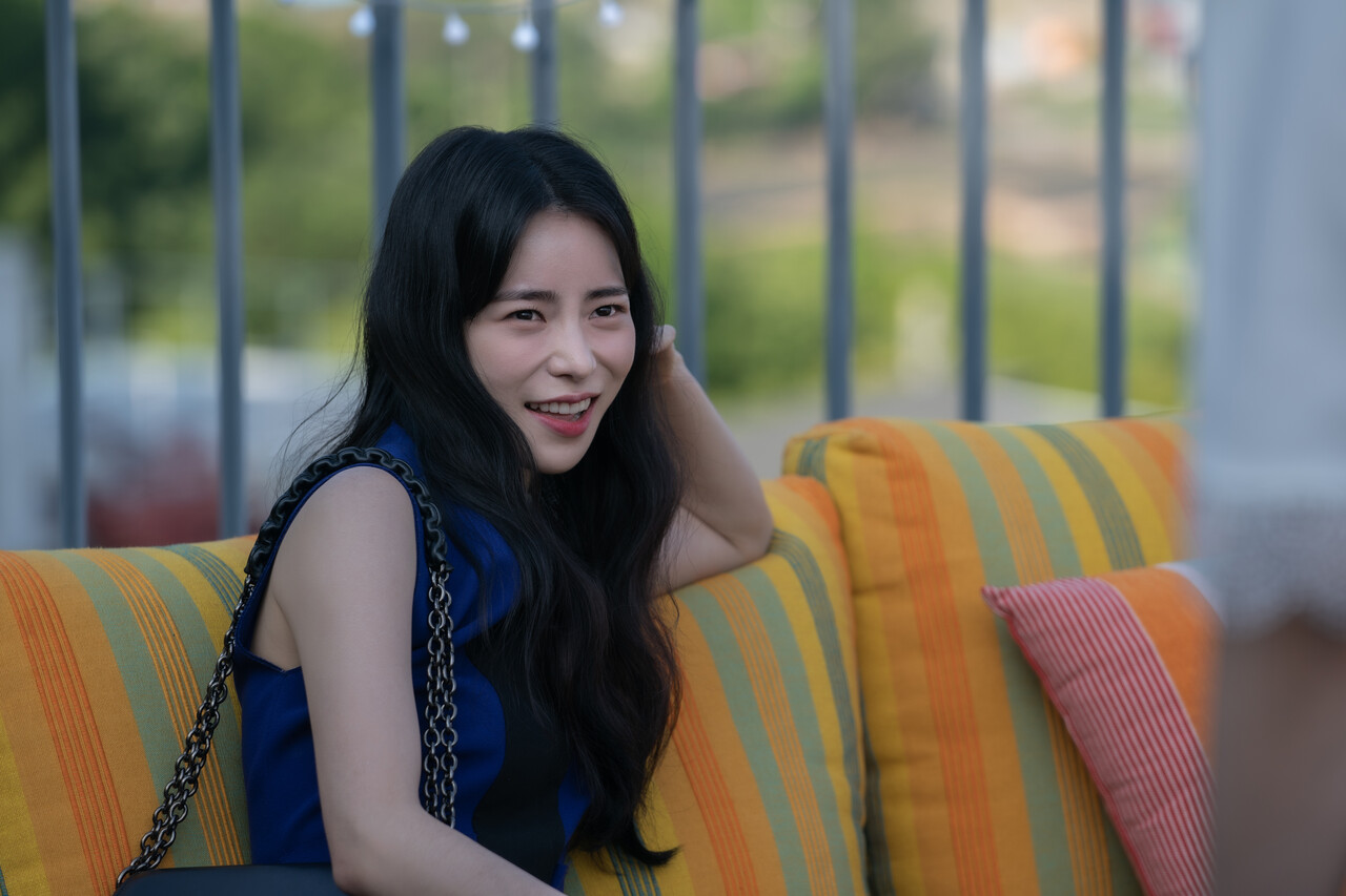 학교폭력(학폭) 가해자는 대입뿐 아니라 취업 시에도 가해 사실이 꼬리표처럼 따라다니게 생겼다. 넷플릭스 드라마 ‘더 글로리’에서처럼 학폭 가해자 박연진(임지연 분)이 기상캐스터로 등장할 일은 매우 희박해진다. /넷플릭스=연합뉴스