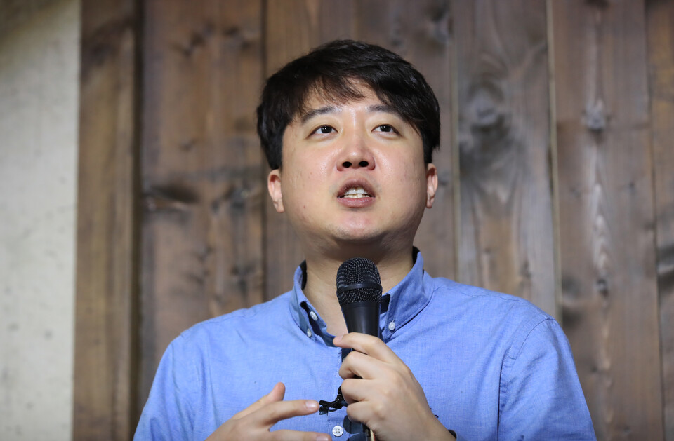 이준석 전 국민의힘 대표가 2일 오후 제주시 애월읍 브루클린 제주 카페에서 독자와의 만남을 갖고 있다. /연합뉴스