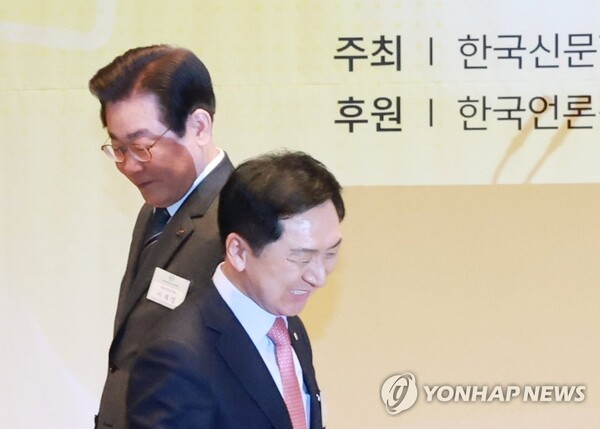 국민의힘 김기현 대표(오른쪽)와 더불어민주당 이재명 대표가 6일 서울 중구 한국프레스센터에서 열린 67회 신문의 날 기념식에 참석해 축하떡 자르기를 위해 자리를 찾아 이동하며 엇갈리고 있다. /연합뉴스