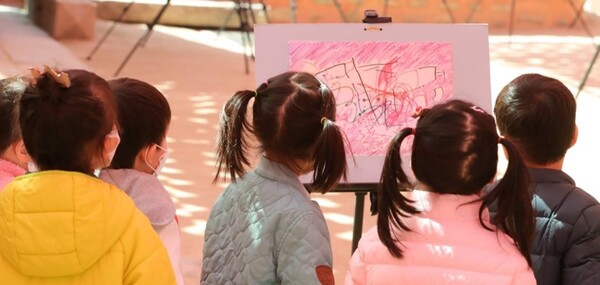 어린이집 앞에 모여있는 어린이들 /연합뉴스