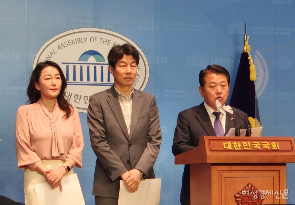 (오른쪽부터)더불어민주당 국방위 간사 김병주·정보위 간사 윤건영·외통위 간사 이재정 의원 등이 10일 오전 서울 여의도 국회 소통관에서 미국 CIA 불법 도청 관련 합동 기자회견을 하고 있다. /최수빈 기자