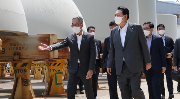 윤석열 대통령이 지난해 6월 22일 경남 창원 두산에너빌리티 원자력 공장을 방문해 신한울 3·4호기 주단소재 보관장을 시찰한 뒤 이동하고 있다. /연합뉴스