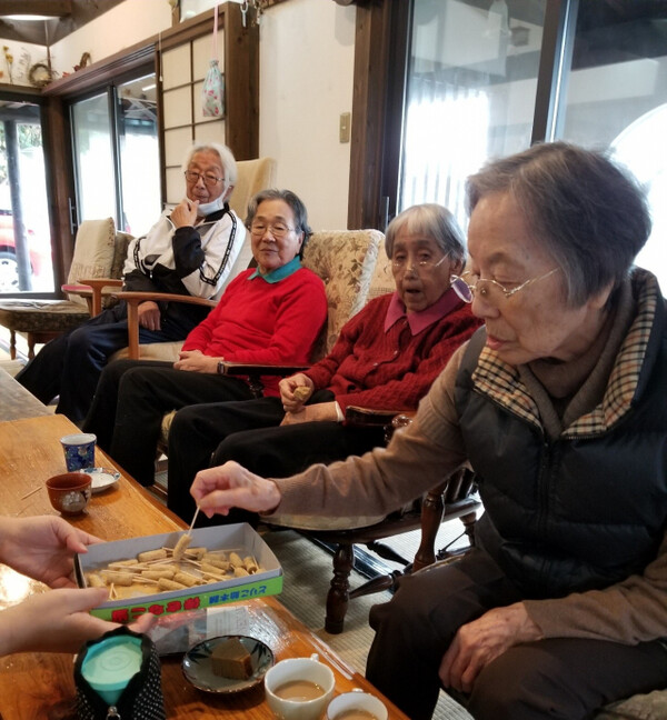 일본 후쿠오카현의 치매 노인 공공주택 ‘요리아리’에 입주민들이 모였다. / 요리아리 홈페이지