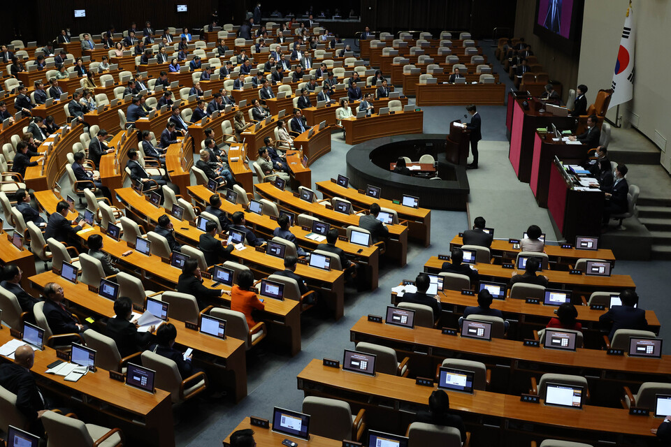10일 오후 국회에서 열린 전원위원회에서 더불어민주당 이탄희 의원이 첫번째 토론자로 나와 발언하고 있다. 이번 전원위원회는 총선에 적용할 선거제 개편안(공직선거법 개정안)을 논의하기 위한 것으로 나흘간 개최돼 여야 의원들이 난상토론을 벌인다. /연합뉴스